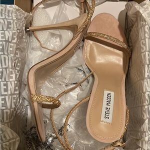 Steve Madden Rose Gold crystal heels
Size 9
Never been worn.